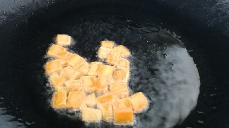 玉米炒虾仁,另起一锅加适量油,油热放入胡萝卜,文火翻炒均匀。