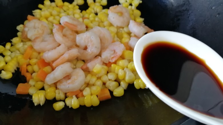 玉米炒虾仁,放入虾仁,半汤匙<a style='color:red;display:inline-block;' href='/shicai/ 788'>生抽</a>增香,文火炒匀。