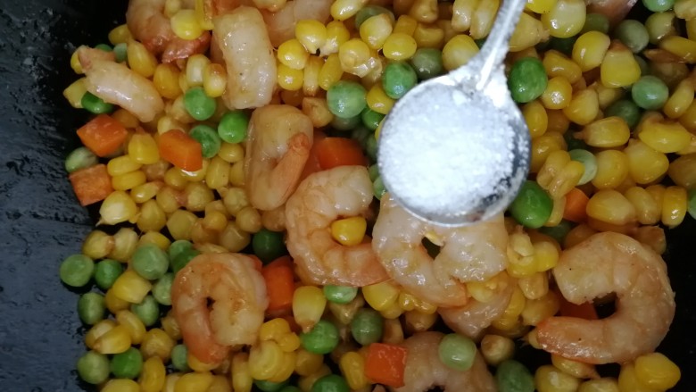玉米炒虾仁,洒上半小勺盐入味,炒匀即可。
