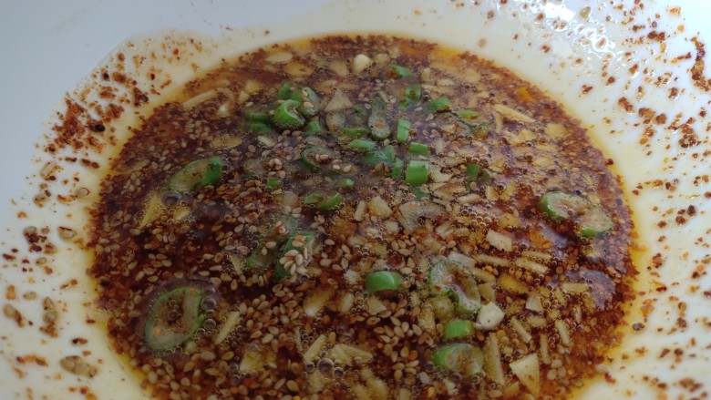 麻酱凉面,热油泼在上面