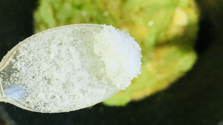 蛋黄焗苦瓜,少许盐,因为咸蛋黄就会咸,盐不能加太多