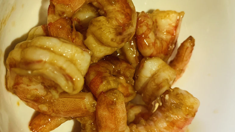 荷兰豆炒虾仁,翻炒均匀,先把虾仁盛碗里