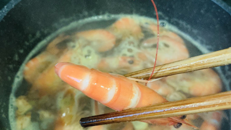 荷兰豆炒虾仁,锅加清水,加姜片煮沸,加入鲜虾,焯水30秒,捞起,鲜虾去壳
