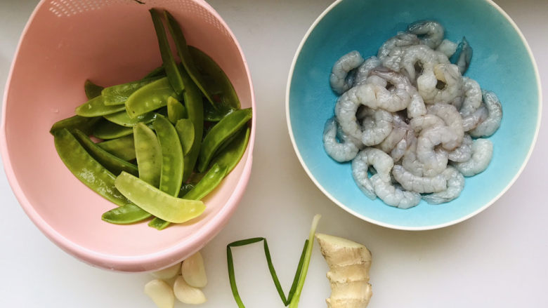 荷兰豆炒虾仁,所有用到的食材都在这里了;