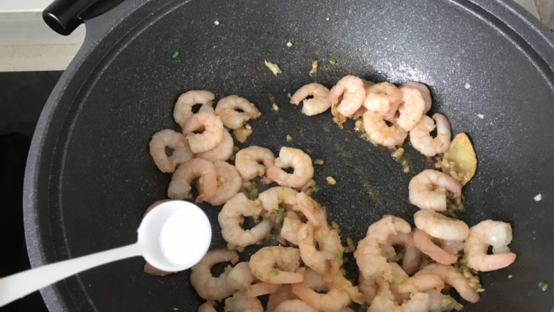 荷兰豆炒虾仁,加少许盐调味;