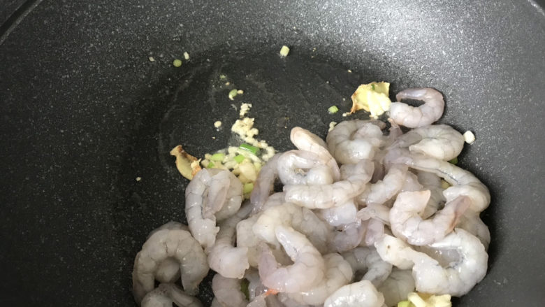 荷兰豆炒虾仁,放入虾仁翻炒;