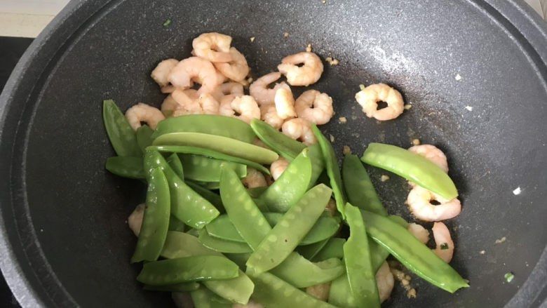荷兰豆炒虾仁,放入荷兰豆翻炒;