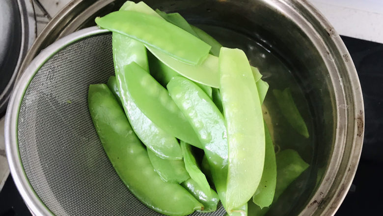荷兰豆炒虾仁,荷兰豆焯好捞出;