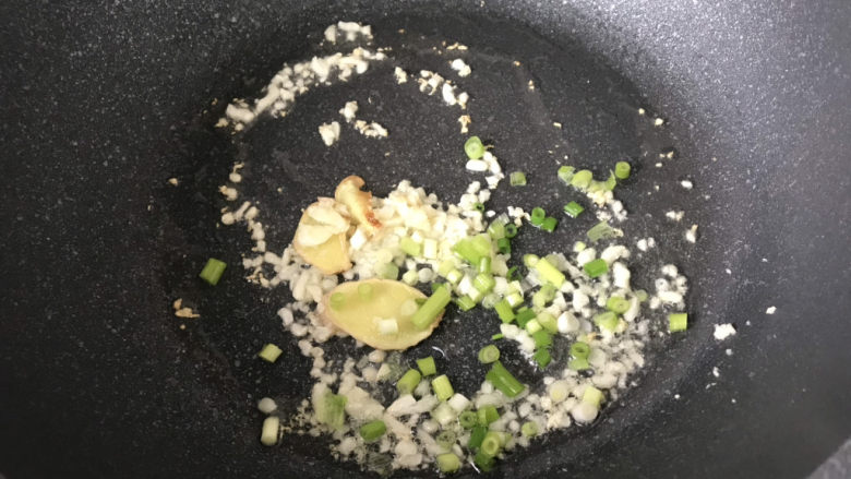 荷兰豆炒虾仁,再放入葱花炒香;