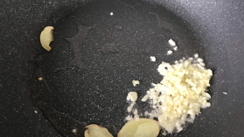 荷兰豆炒虾仁,放入蒜末炒出蒜香;