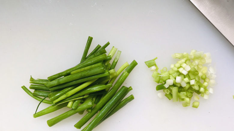 鸭血豆腐,<a style='color:red;display:inline-block;' href='/shicai/ 157'>小葱</a>的葱白部分切碎,葱绿切段;