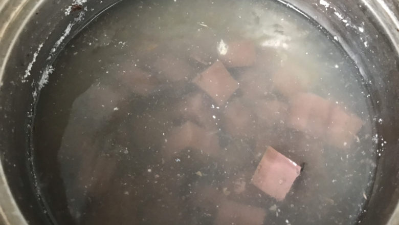 鸭血豆腐,同样焯水3分钟;