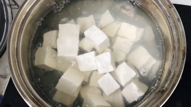 鸭血豆腐,沸水焯豆腐3分钟;