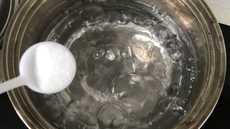 鸭血豆腐,清水中加一小勺盐;