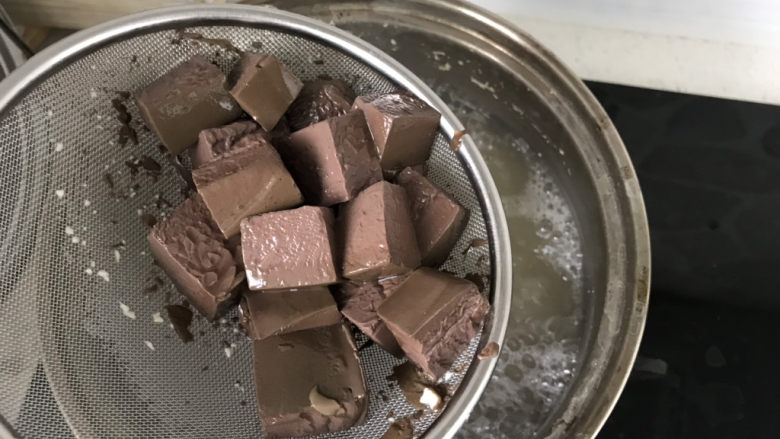 鸭血豆腐,焯水后捞出备用;