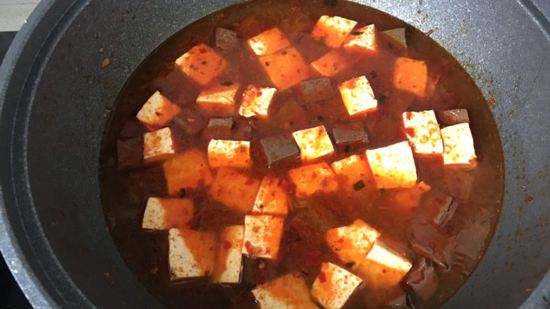 鸭血豆腐,水量和食材齐平即可,炖煮入味;