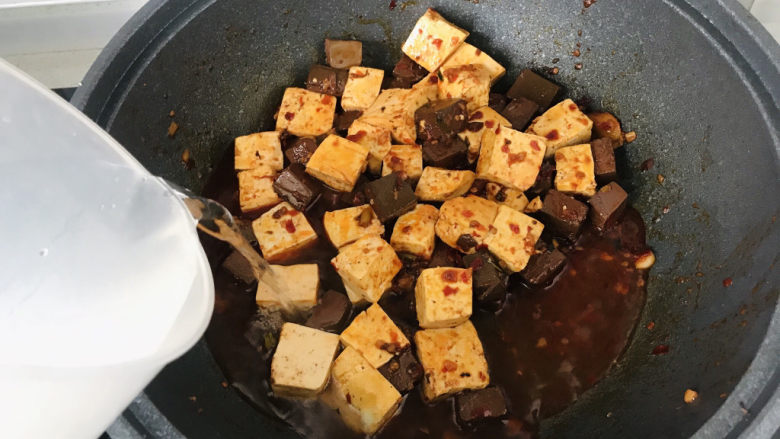 鸭血豆腐,倒入清水;