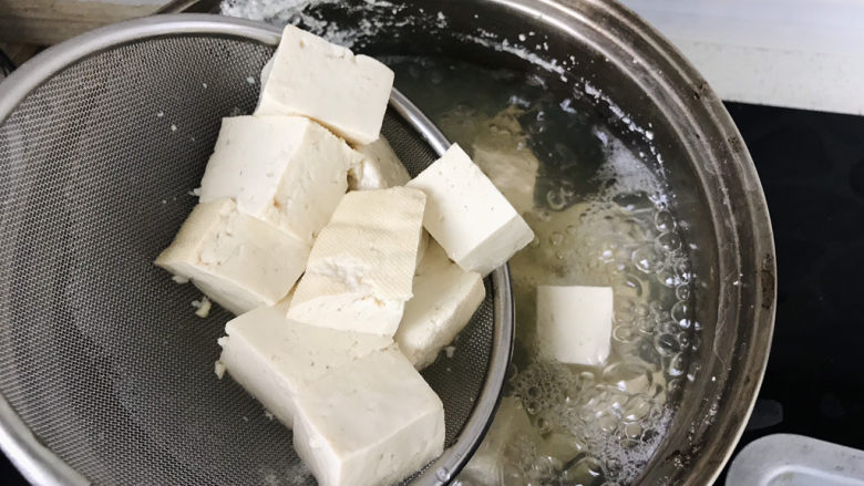 鸭血豆腐,豆腐焯水后捞出备用;