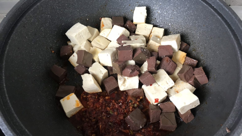 鸭血豆腐,放入焯好的鸭血和豆腐;