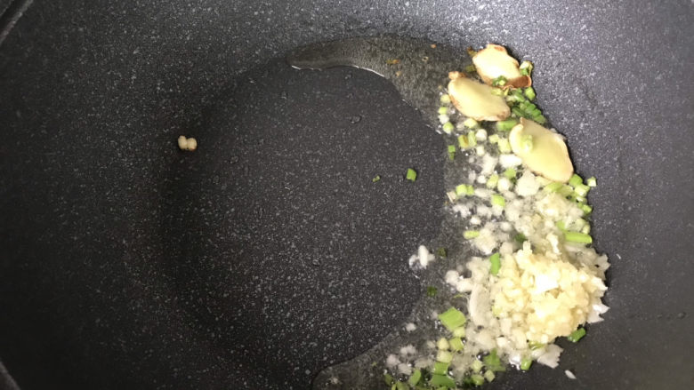 鸭血豆腐,再放入蒜末炒香;
