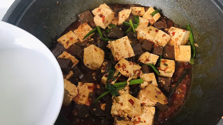 鸭血豆腐,沿着锅边倒入水淀粉;