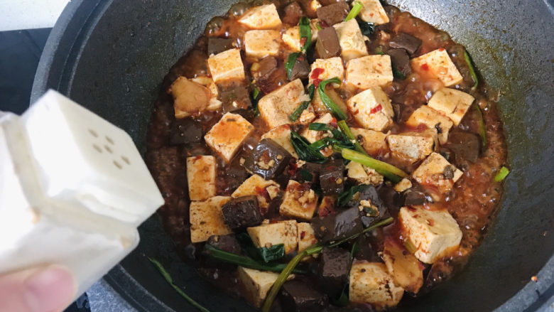 鸭血豆腐,出锅前撒一点白胡椒粉;