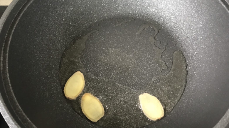 鸭血豆腐,起锅烧油放入姜片,煎出香味儿;
