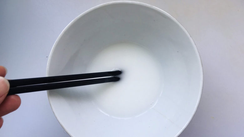 鸭血豆腐,加适量清水调匀;