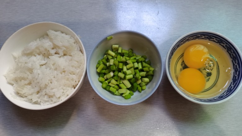蒜苔蛋炒饭,蒜苔洗净切小段,鸡蛋打散