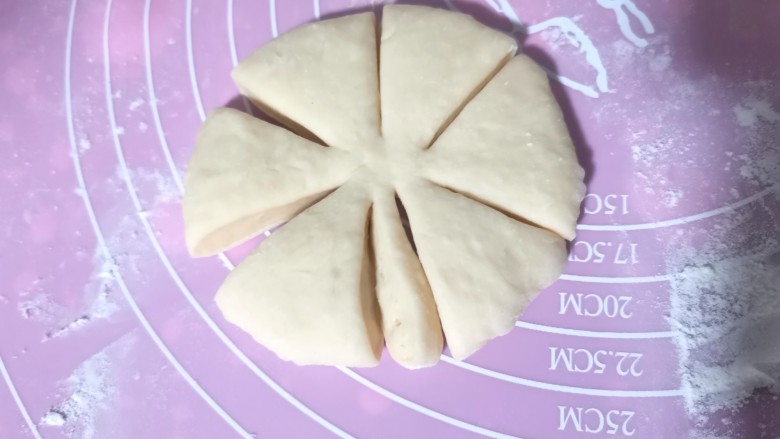 蝴蝶结面包,取一个的面团揉至排气,擀成圆形,切成如图形状