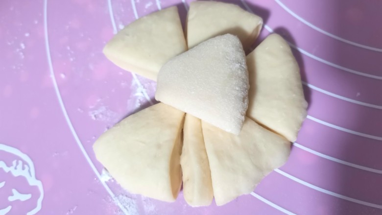 蝴蝶结面包,一边中间一片翻上面,另两片角重叠一起