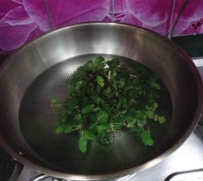 三鲜小馄饨,水开后,放入荠菜焯烫至变色,捞起冲凉