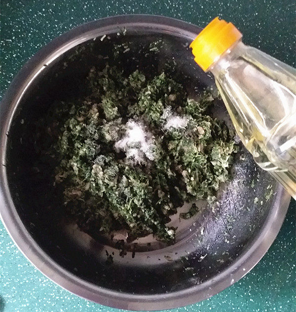 三鲜小馄饨,再加入食盐、<a style='color:red;display:inline-block;' href='/shicai/ 717'>味精</a>和葵花籽油,继续搅拌上筋
