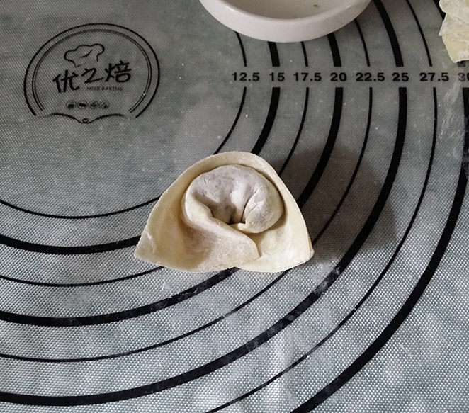 三鲜小馄饨,两角粘少许清水,包成元宝状