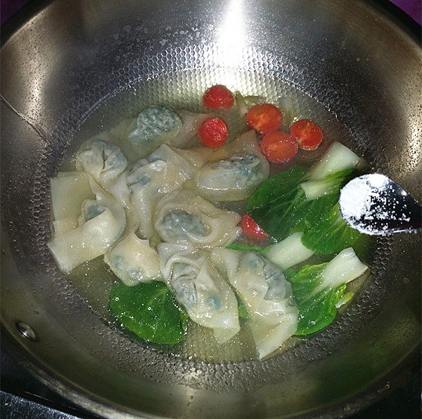 三鲜小馄饨,捞出,放至青菜锅中,加少许味精,煮开关火