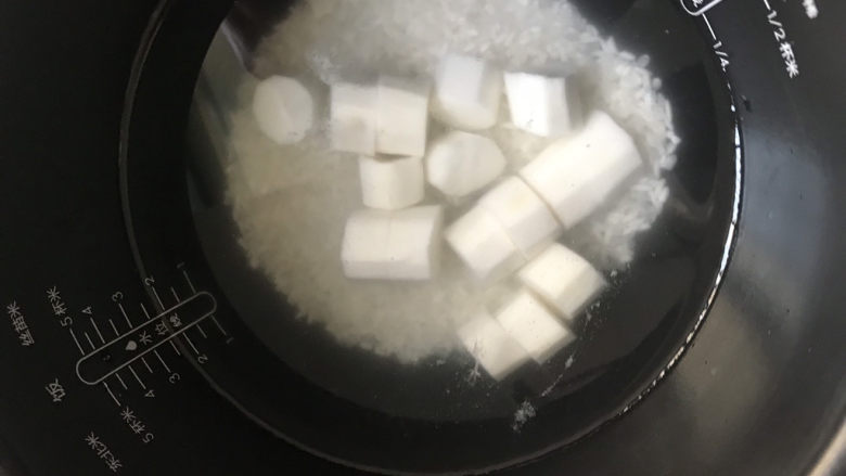 山药枸杞粥,把米和山药都放入锅中,加入适量的清水