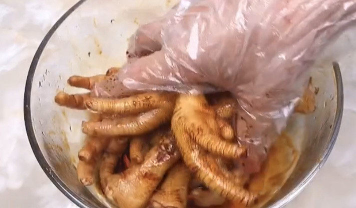 虎皮鸡爪,抓匀上色,腌制一会