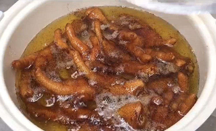 虎皮鸡爪,小火慢炸,中途最好盖上盖焖一下