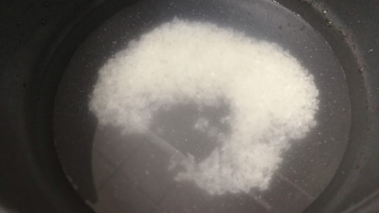 山药枸杞粥,倒入电饭煲锅胆中,半盒米加到0.5的水位线上。