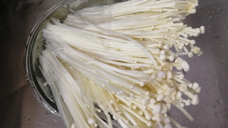 蒜蓉粉丝蒸金针菇,撕开一束一束,清水洗净。