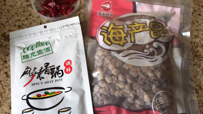 麻辣香锅辣炒墨鱼嘴,准备好各种食材