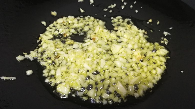 蒜蓉粉丝蒸金针菇,热锅倒入适量油,凉油放入蒜末,最小火炒出蒜香,关火。