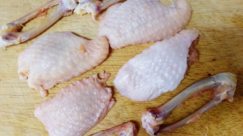 糯米蒸鸡翅,去骨。(先切段两边连着骨头的筋)