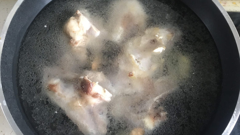 花生猪骨汤,加入姜片和适量的开水大火烧开,煮至汤汁变白