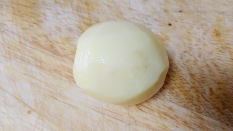 糯米蒸鸡翅,一个<a style='color:red;display:inline-block;' href='/shicai/ 6986'>小土豆</a>,去皮洗净。