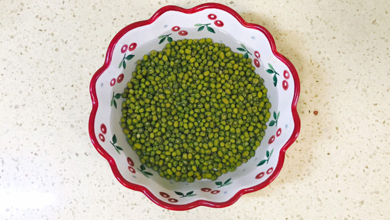 山药枸杞粥,<a style='color:red;display:inline-block;' href='/shicai/ 453'>绿豆</a>清洗干净,最好提前浸泡半小时