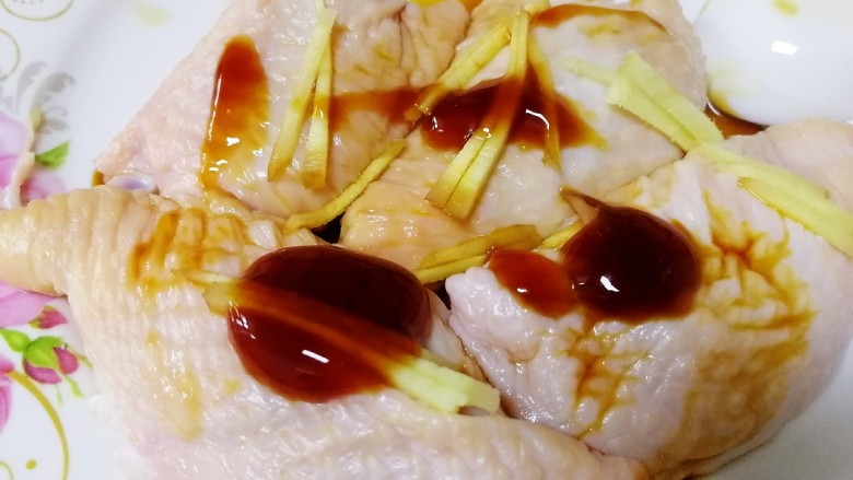 糯米蒸鸡翅,<a style='color:red;display:inline-block;' href='/shicai/ 4983'>鸡翅中</a>放一汤匙生抽,半汤匙蚝油。