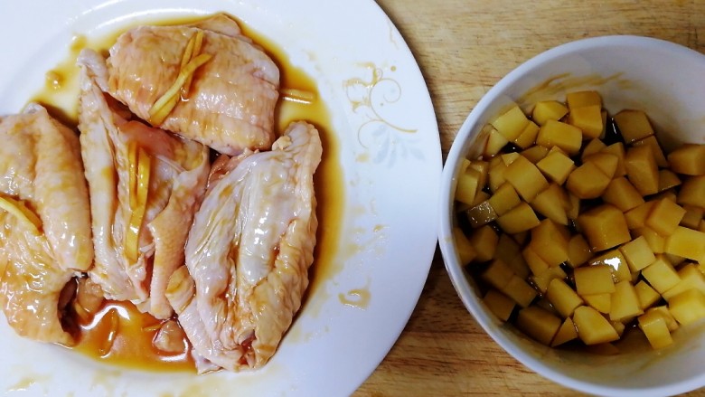 糯米蒸鸡翅,抓匀腌制15分钟。(鸡翅里面也蘸上料汁)