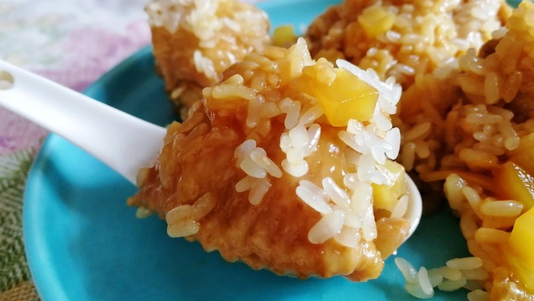 糯米蒸鸡翅,鸡翅变得圆滚滚的。