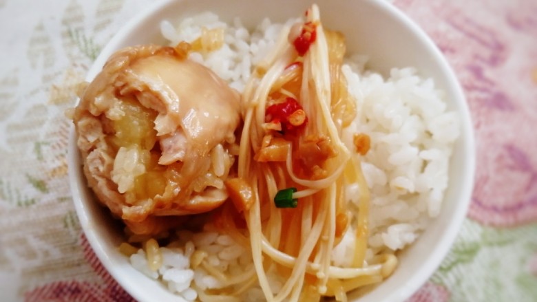 糯米蒸鸡翅,外层的糯米劲道,鸡翅鲜香嫰滑,里面的土豆软糯。三种滋味,一口会合。